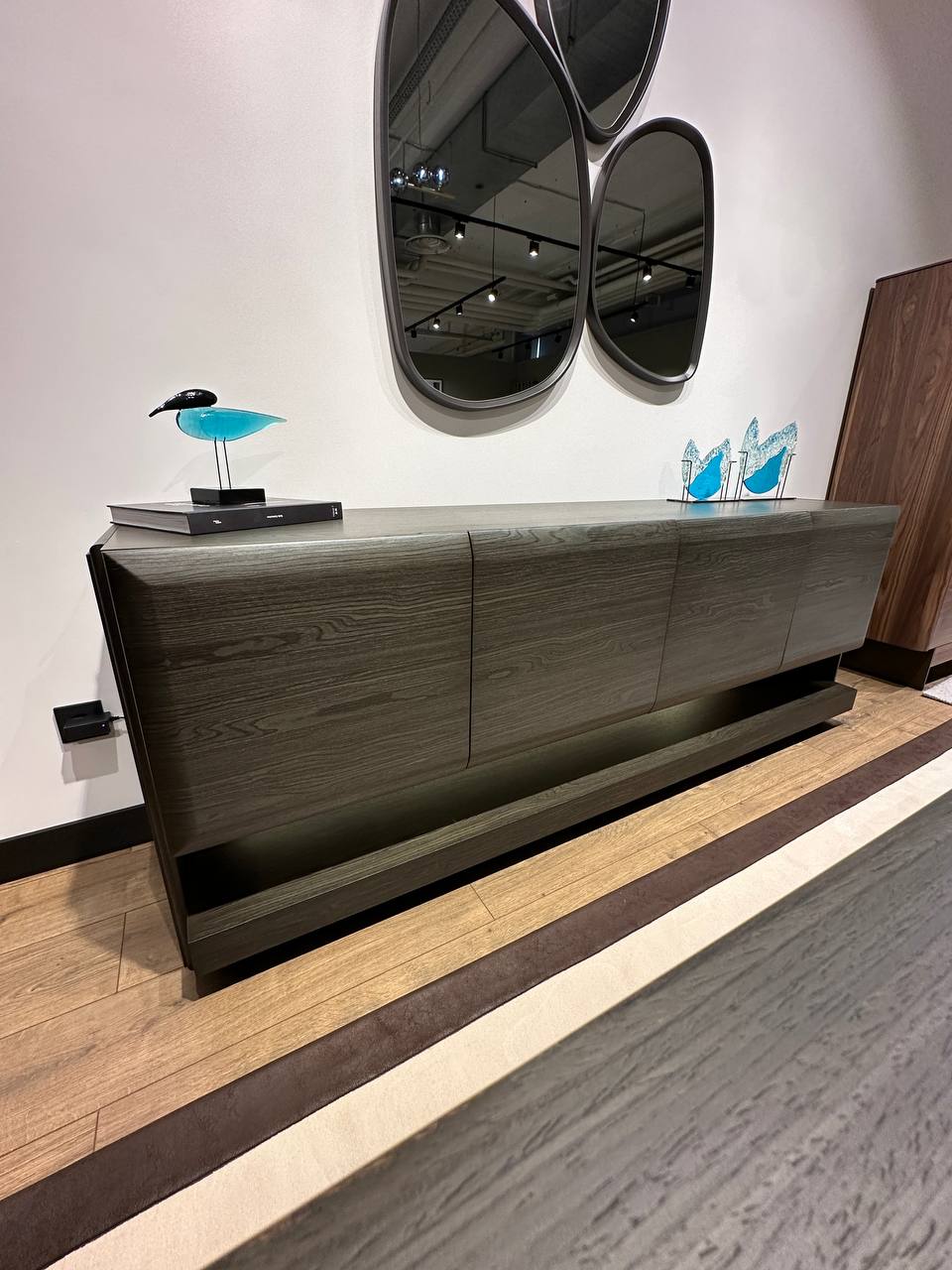 Буфет-комод 4-дверный CAPRIA (дерево, с подсветкой)